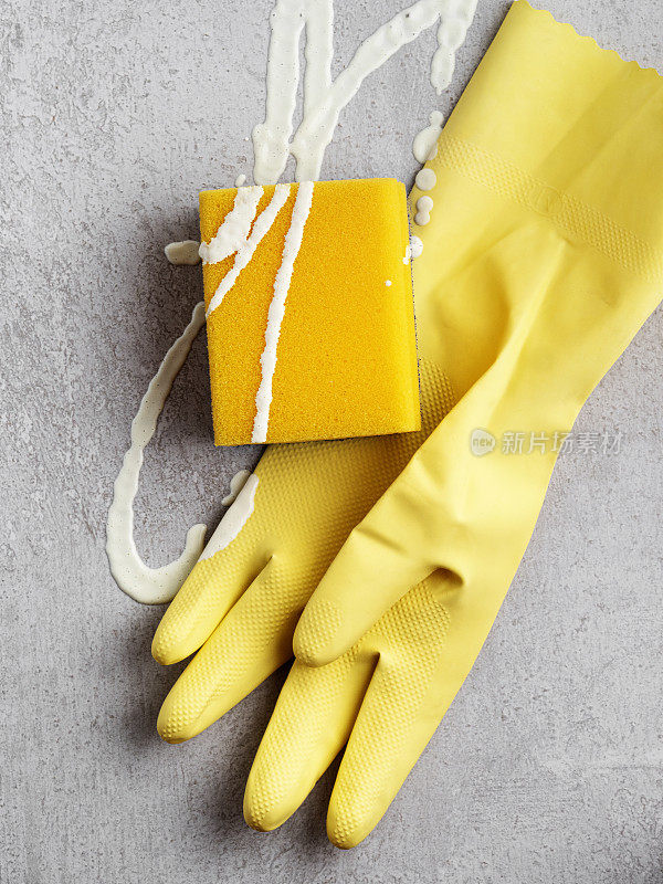 含海绵和洗涤剂的黄色乳胶手套，含海绵和洗涤剂的手套，含海绵的手套，清洁材料，含强化表面的精练垫，用于清洁复杂污垢的粉末，含洗涤剂的清洁产品，