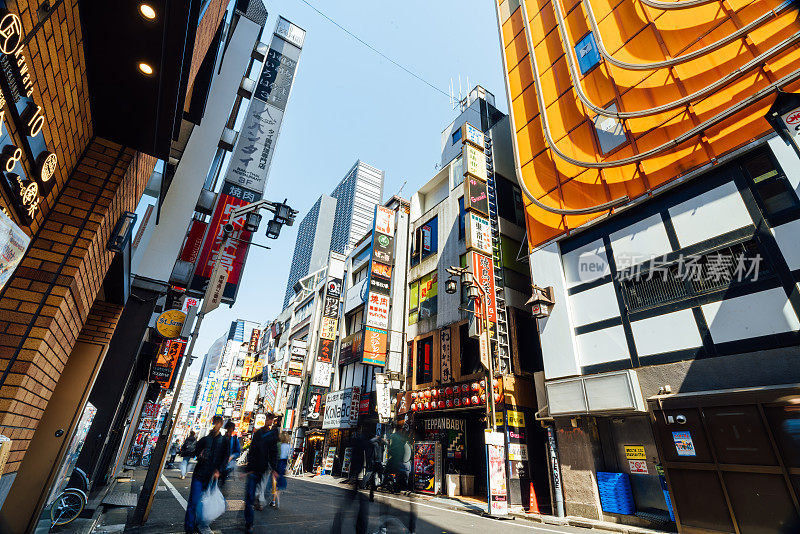 日本东京新宿购物区，人群模糊的移动。