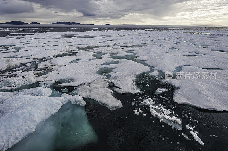 俄罗斯楚科奇自治州弗兰格尔岛附近的浮冰或海冰正在破裂。