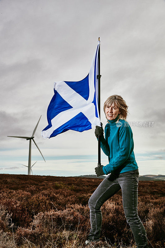 拿着苏格兰国旗的女人