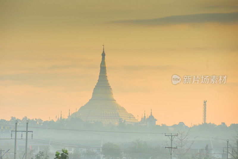 乌帕塔桑蒂塔的夜景位于内比都，缅甸。