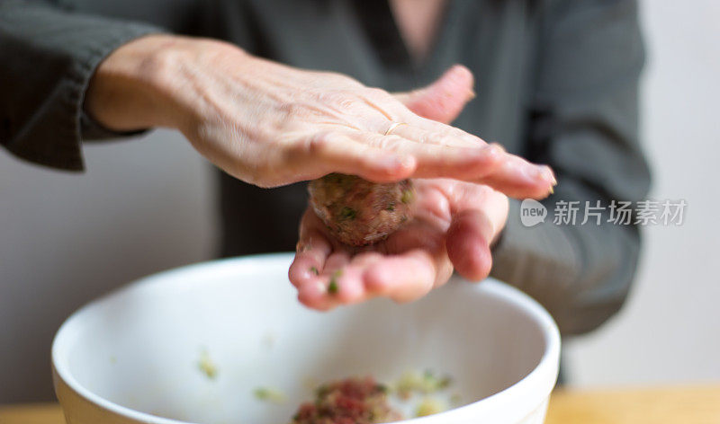 女人滚动肉丸特写