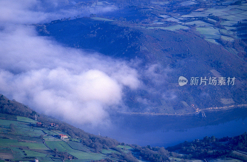 在西班牙加利西亚的里贝拉萨克拉有雾的希尔河峡谷