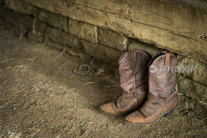 谷仓里的牛仔靴