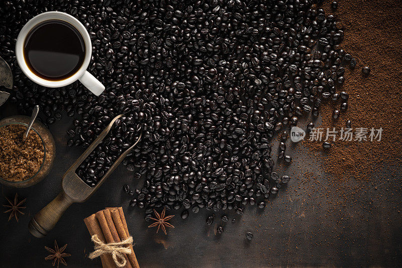 黑咖啡豆和木勺、咖啡杯