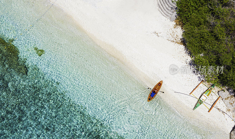 白沙海滩和海滩在苏米伦岛海滩Oslob，宿务，菲律宾的俯视图