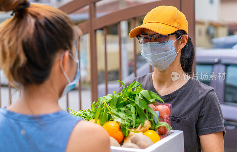 一名在疫情爆发期间戴口罩的杂货店送货员