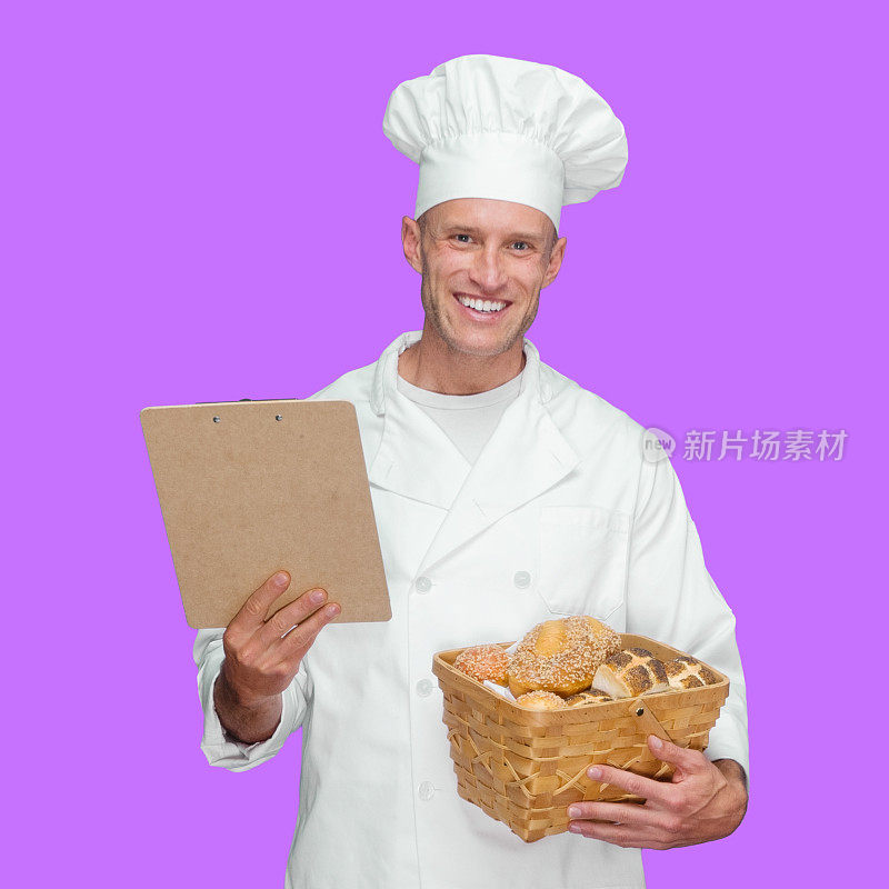 白种人男性面包师在前前身穿紫色制服，手持证件