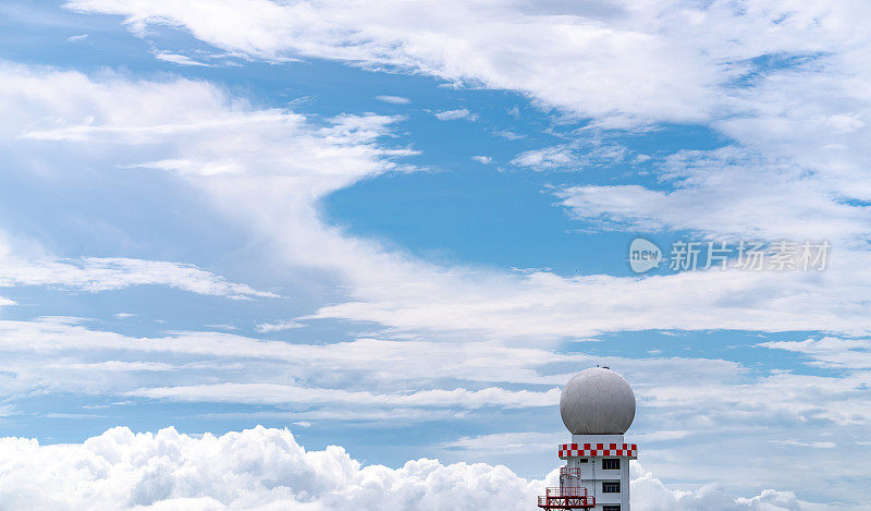 天气观测雷达圆顶站对蓝天和白云蓬松。航空业务中用于安全航空器的航空气象观测站塔台。球形塔。