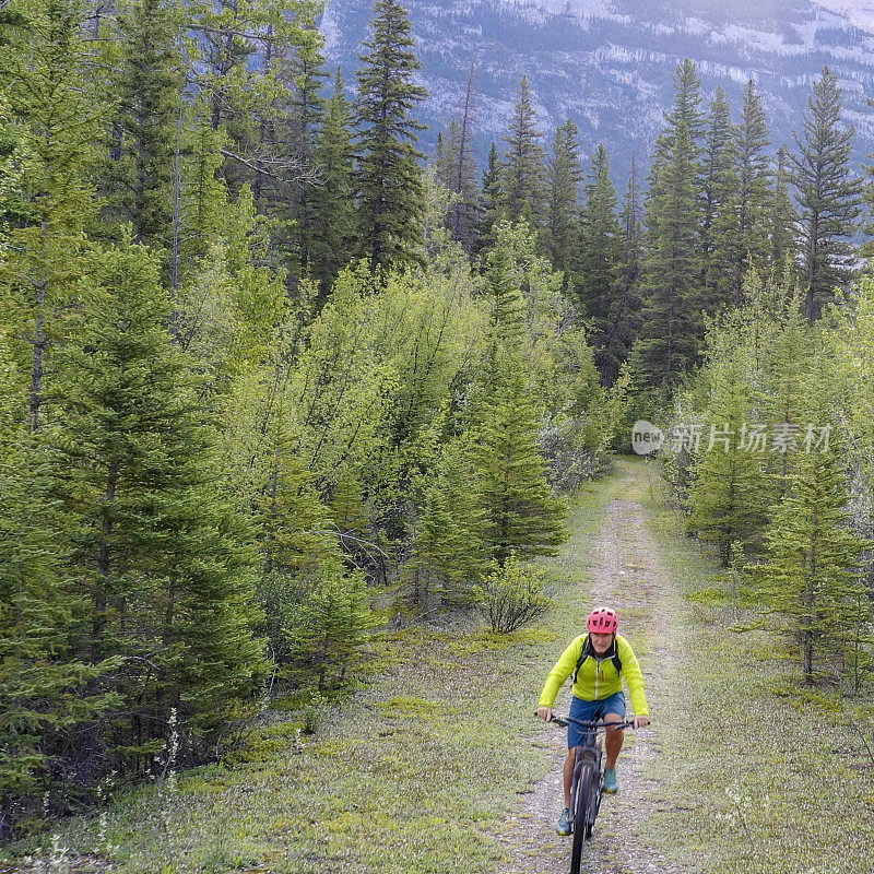 骑山地电动摩托车穿过草地