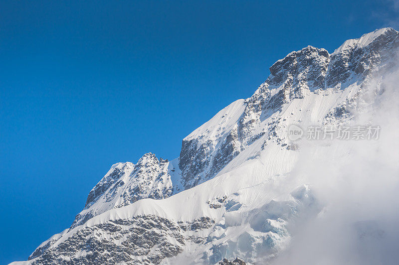 新西兰风景优美的库克山在夏季以新西兰南岛的自然景观为背景