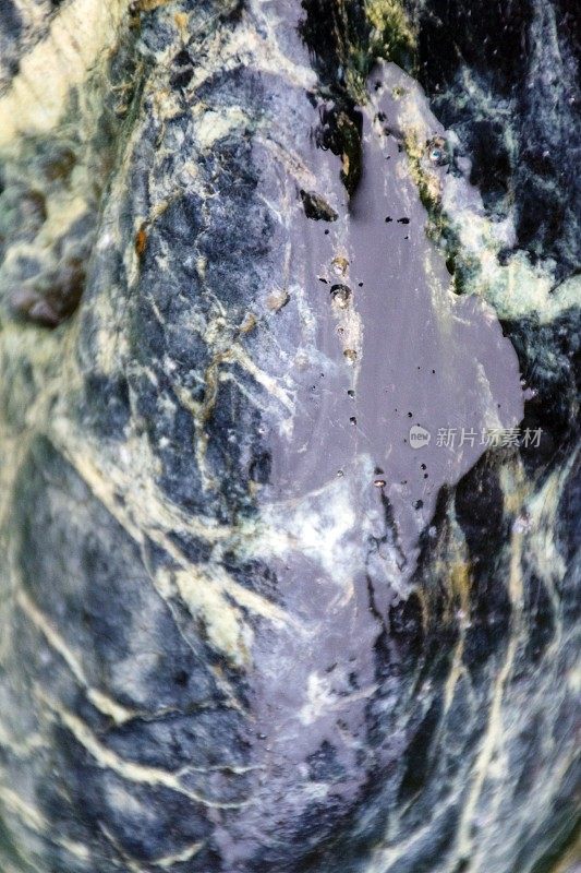 粗糙蓝色微染塔斯曼蛇纹石Pounamu或绿石