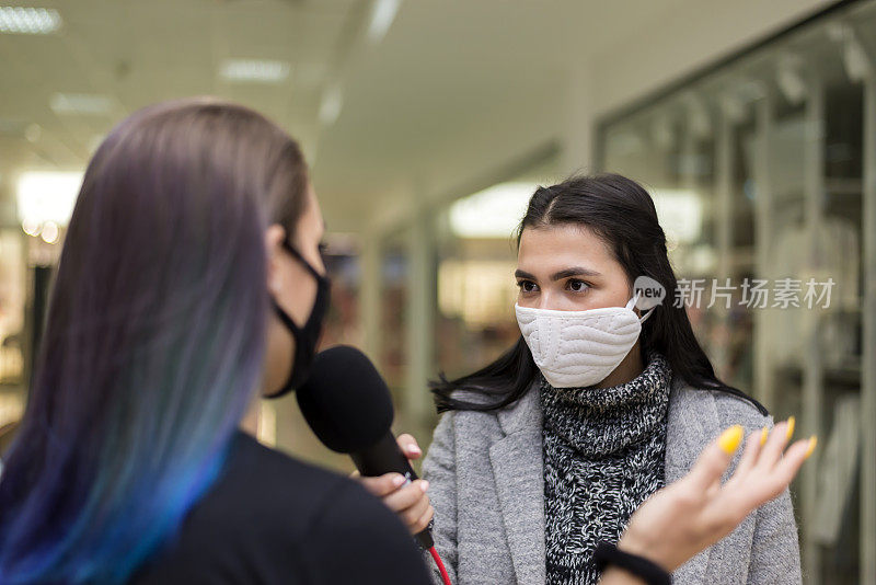记者报道突发新闻，采访了新冠肺炎疫情期间的民众