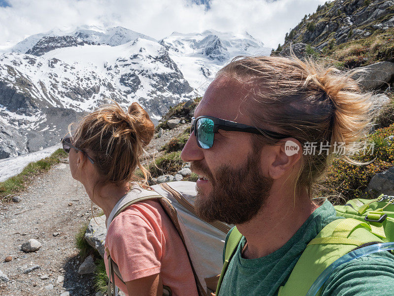 两个徒步旅行者停下来欣赏冰川的景色