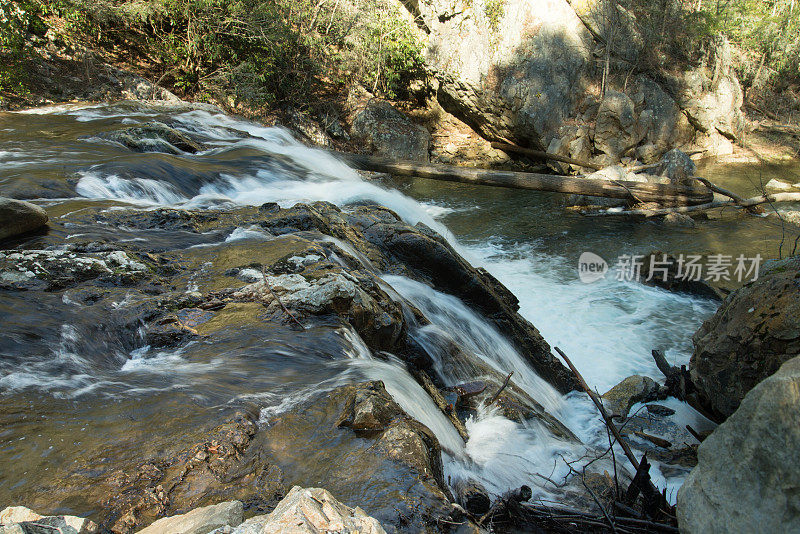 水流从岩石表面冲过