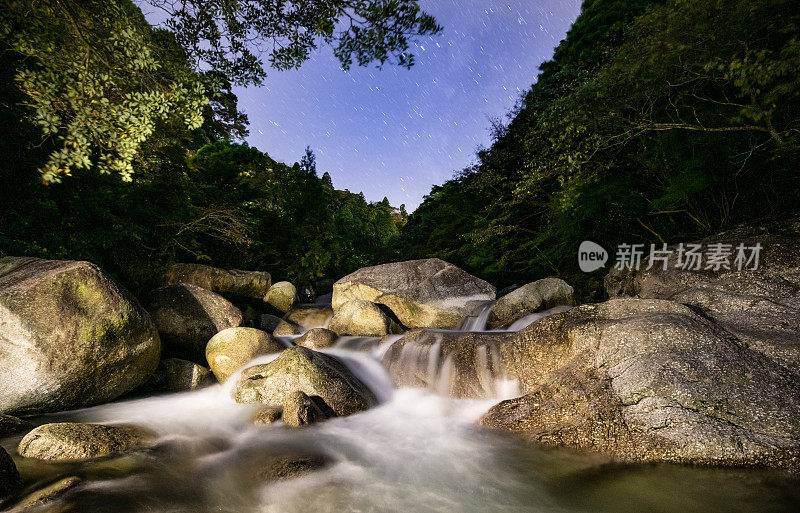 夜晚星空下的瀑布