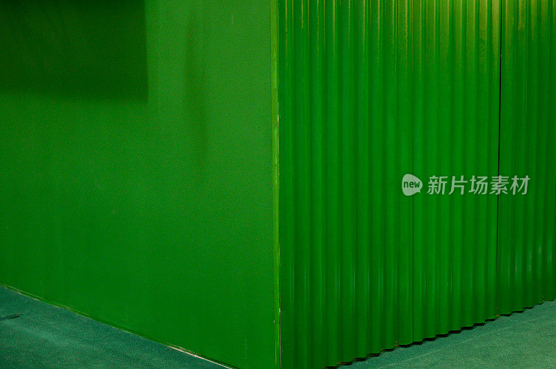 绿色的锌板。建筑外部