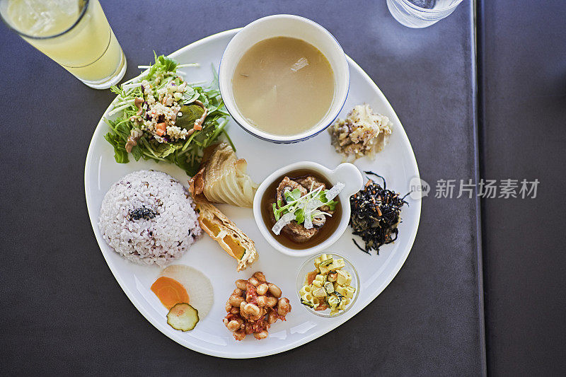 日本一家素食餐厅的午餐盘