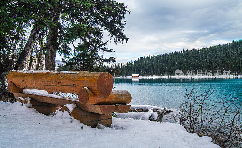 俯瞰班夫国家公园路易斯湖的木制公园长椅，加拿大亚伯达省