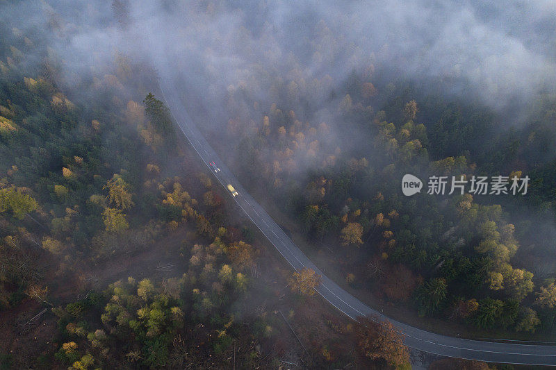 雾在陶努斯山脉，森林砍伐地区和道路的鸟瞰图