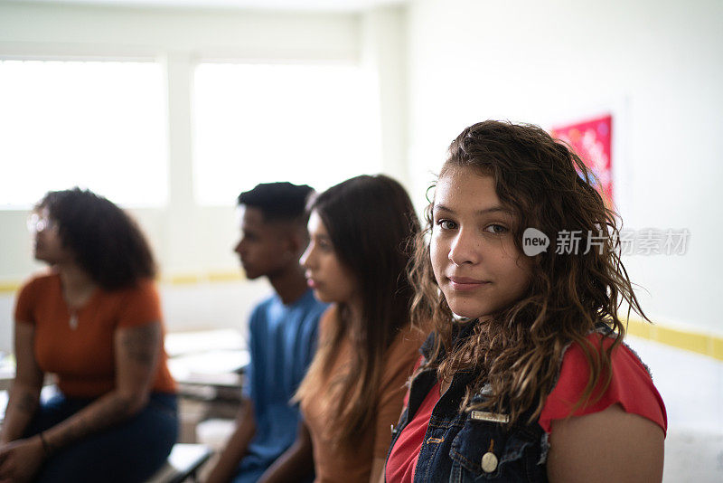 一个女学生在教室里的肖像