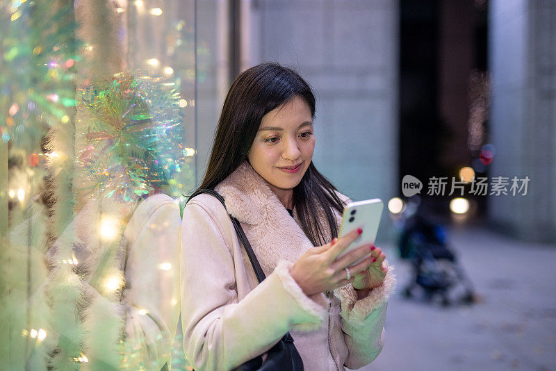 一个年轻女子在圣诞晚上下班后等着她的男朋友