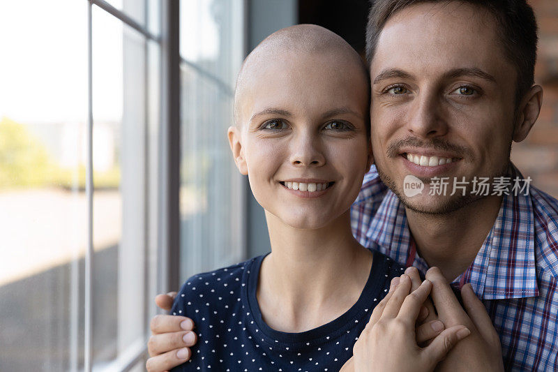 一对被诊断患有癌症的夫妇在窗边拥抱