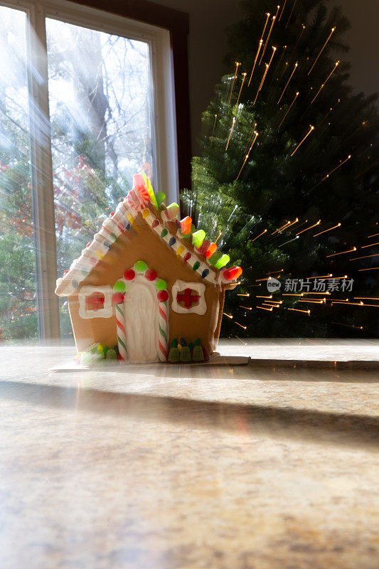 抽象模糊的灯光和姜饼屋与圣诞树