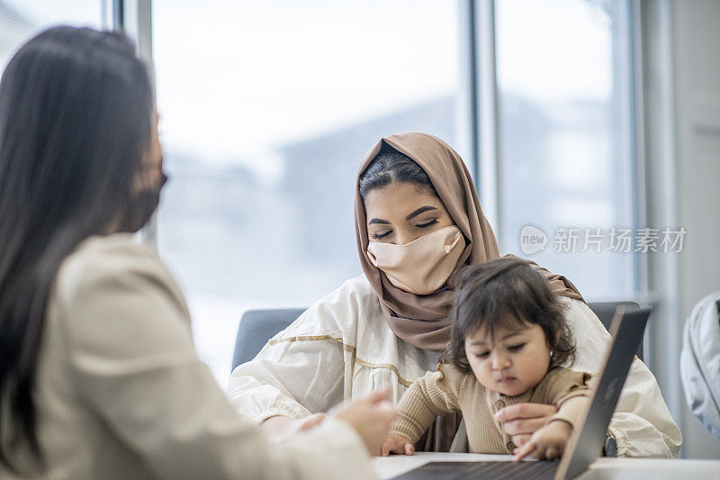 女穆斯林移民与财务顾问会面