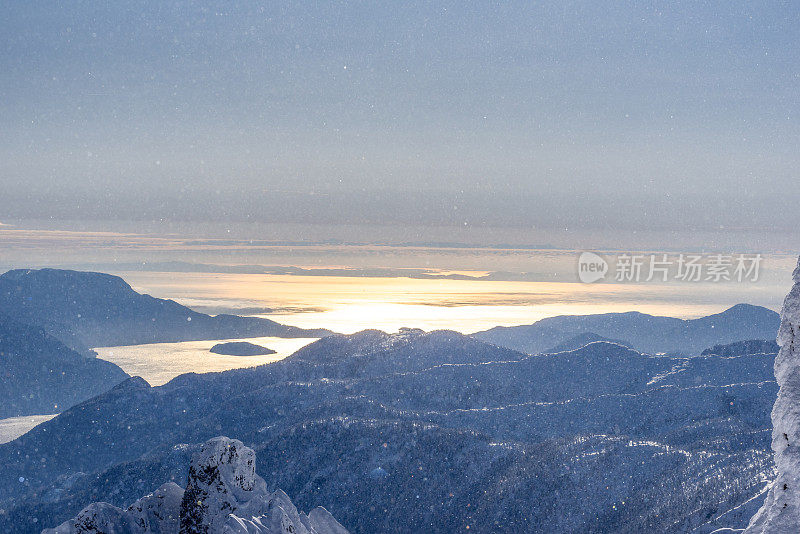 滑雪运动员攀登白雪皑皑的山脊线