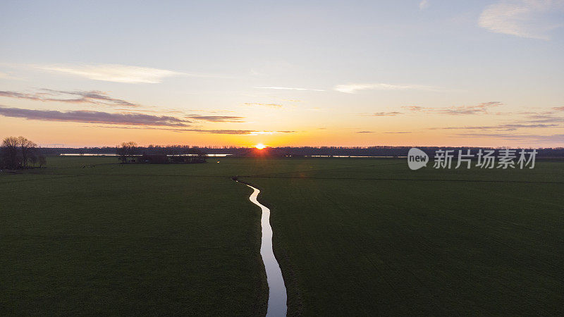 冬季日落时分，在Overijssel的IJssel河三角洲