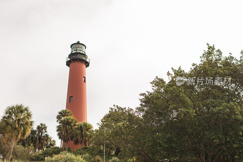 红木星灯塔在木星，佛罗里达州在2021年1月的中午