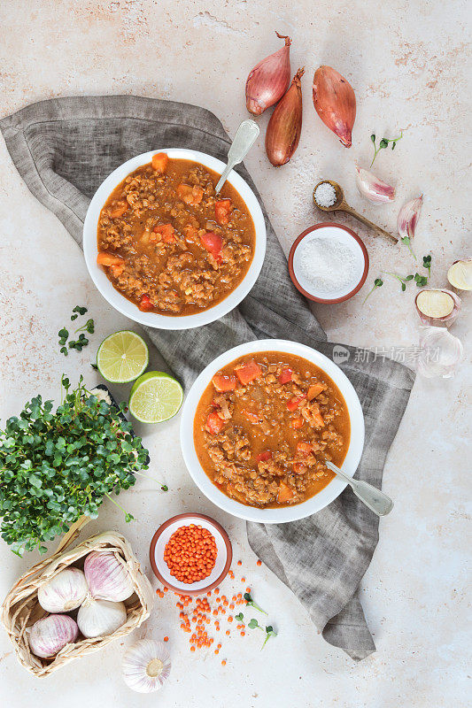 素食摩洛哥扁豆汤与石榴碗