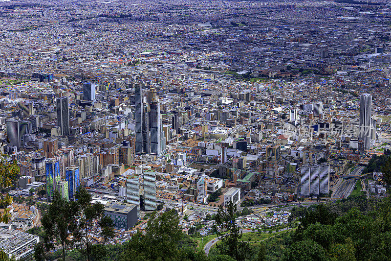 Bogotá，哥伦比亚——从安第斯山脉1500英尺以上的Monserrate高地俯瞰安第斯现代城市。