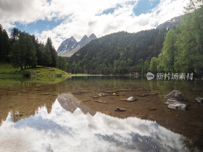 风景优美的阿尔卑斯湖和山脉在瑞士
