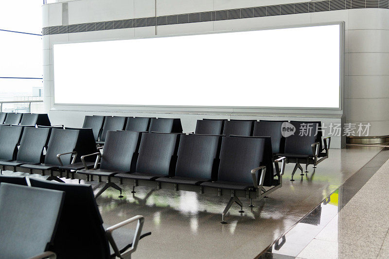 机场候机室的广告牌和椅子