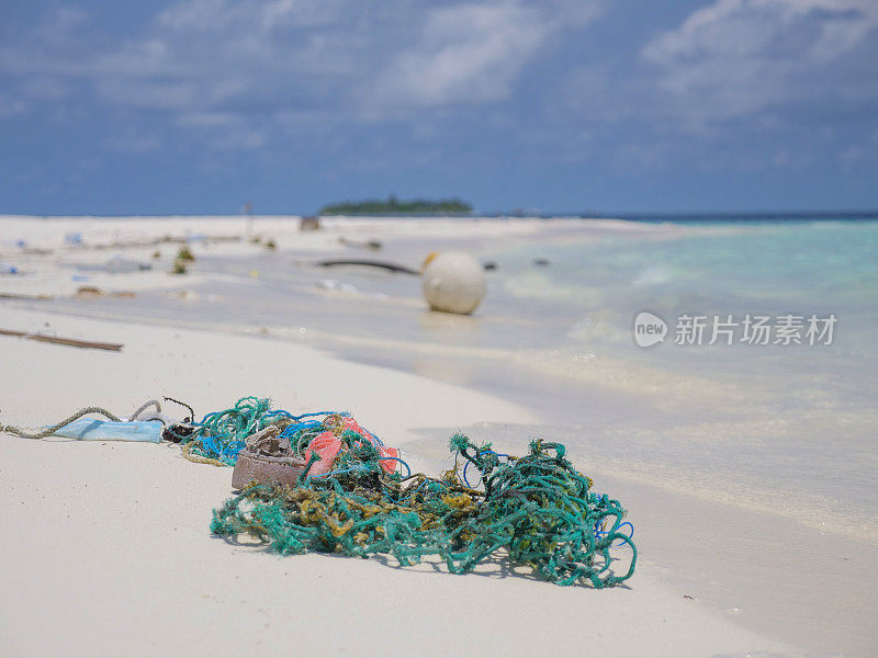 风景秀丽的热带海滩上到处都是垃圾