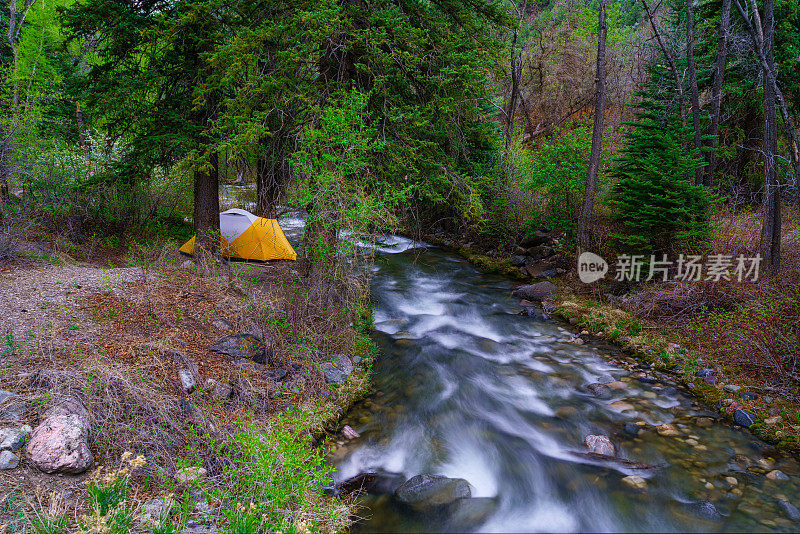 春天露营沿山溪与帐篷