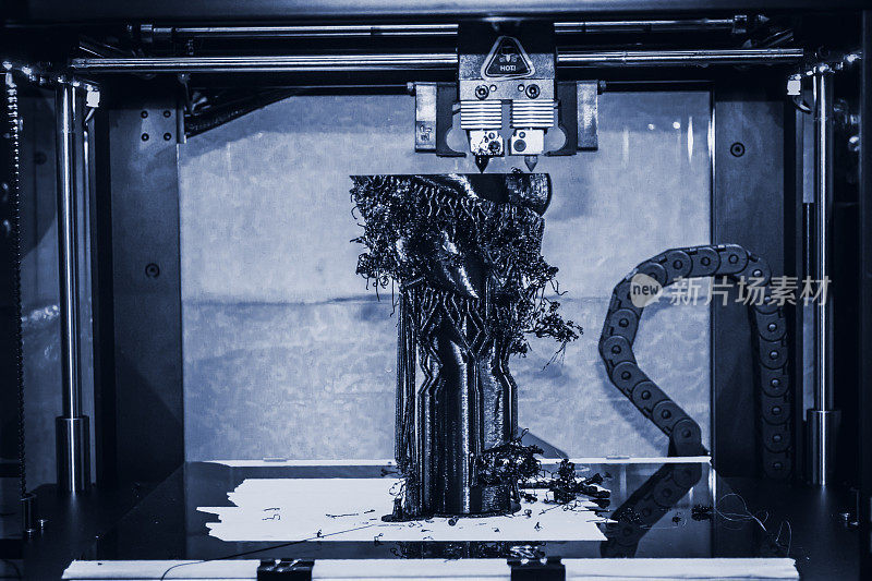 3D打印机打印黑色形状特写自动三维3D打印机