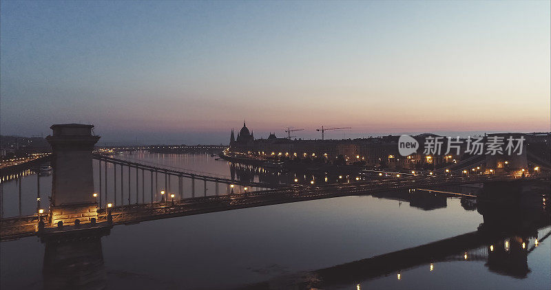 匈牙利布达佩斯，旭日东升的斯琴伊铁链桥