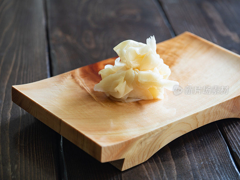 用生姜制成的糖醋“Gari”。放置寿司的木制托盘。