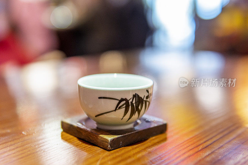 广东一家餐馆餐桌上的茶杯