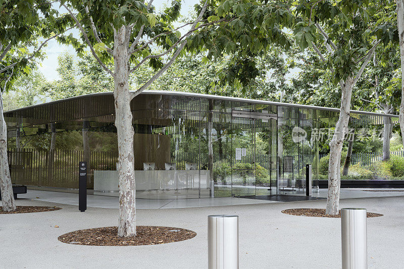 位于硅谷塔头大道的苹果公司总部的苹果标识和前台入口。