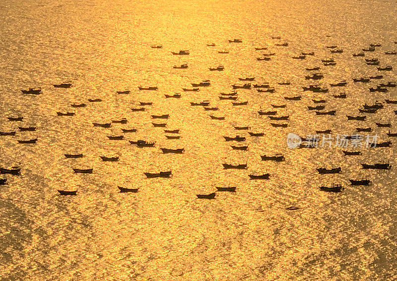 海滩上的日落和渔船