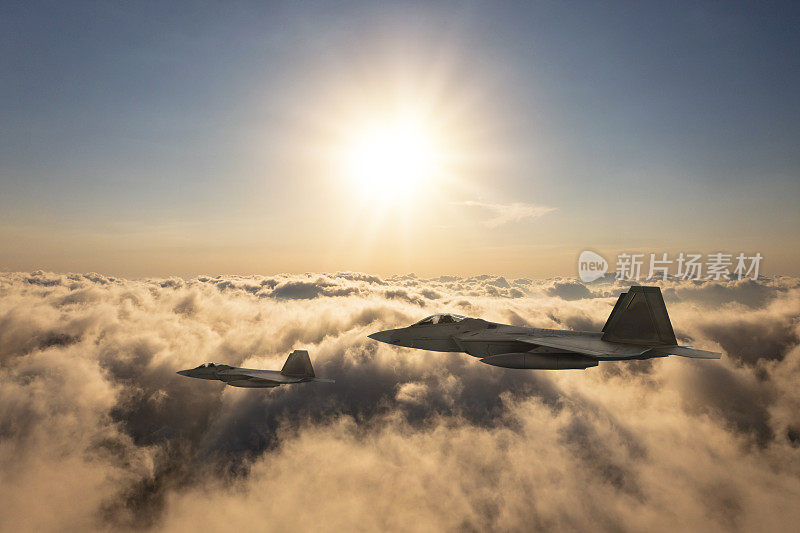 喷气式战斗机在日落时飞过云层。