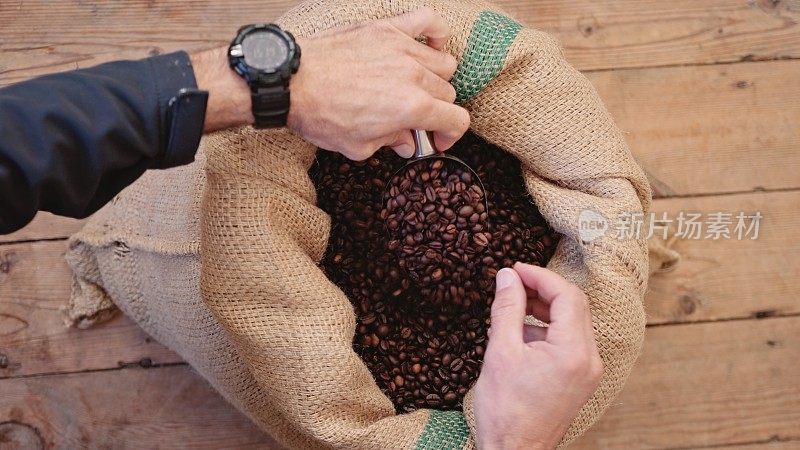 当地的咖啡店。咖啡师从公平贸易的收获中挑选新鲜烘焙的咖啡豆。