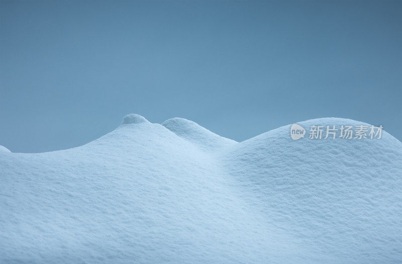 白雪皑皑的小山