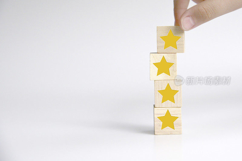 手工建造木块立方体堆叠顶部与五星形状。最佳卓越商务服务评价客户体验理念