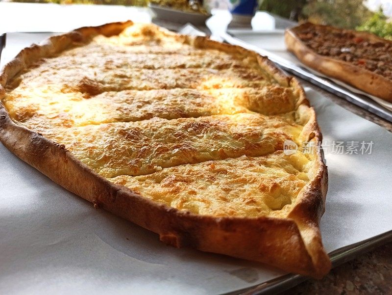 传统的土耳其奶酪皮塔披萨在伊斯坦布尔的土耳其