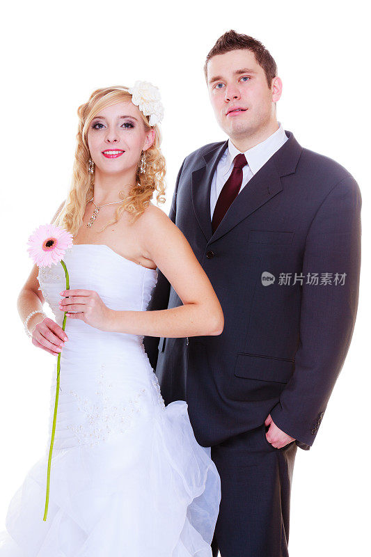 幸福的新郎和新娘摆姿势拍婚纱照